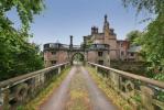 Замъкът Caverswall се продава в Стоук он Трент, Стафордшир