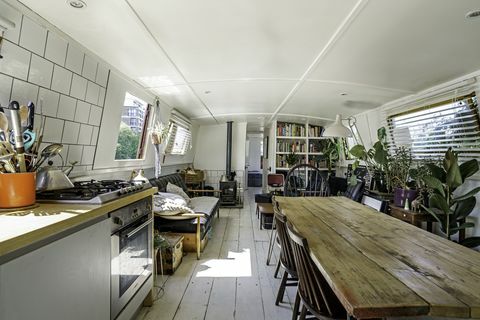 първата в света плавателна къща, изработена от устойчива стомана за изветряване на кортен за продажба в Лондон