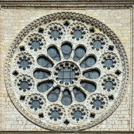 величествен изглед отблизо на розетката на катедралата на Шартър в долината на Лоара, Франция