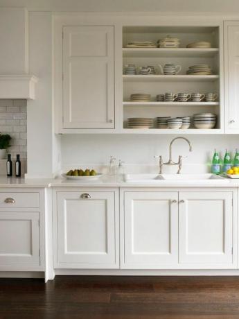 бяла кухня от brayer дизайн кухненски шкафове, включително витрини за дизайн на шейкър кухненски дизайн през wandsworth монтирани кухненски шкафове и рафтове, боядисани в олово i от библиотека за боя и хартия с компак карара работни плотове
