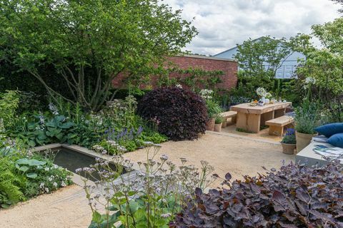 Градината на Уегвуд. Проектиран от: Джейми Бътъруърт. Спонсорира: Wedgwood Покажи градината. RHS Chatsworth Flower Show 2019.