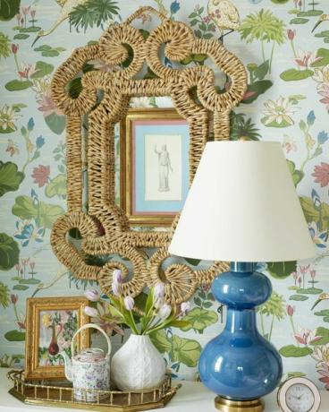 синя настолна лампа, плетено огледало, тапет с лилия и вода