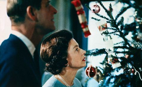 Кралица Елизабет и принц Филип гледат коледно дърво