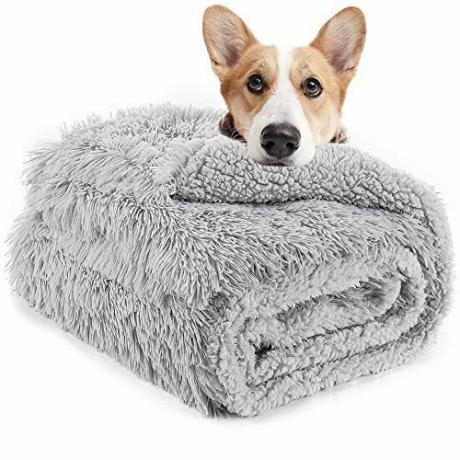 Луксозно пухкаво одеяло за кучета