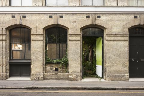 Airbnb и Pantone са си сътрудничили в къща "Out In In" в Лондон.