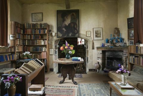 стаята за писане, гледаща към камината и шестоъгълната маса, в кулата в sissinghurst, дом на Vita Sackville West и нейната съпруг сър Харолд Николсън, близо до Кранбрук, Кент, тази стая беше светилището на Вита, където тя пишеше свои книги, поезия и градинарски статии