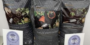 изложение на цветя в Челси 2022 г. Устойчив градински продукт на годината, гама от компост Джон Инес без торф от градински центрове Dobbies
