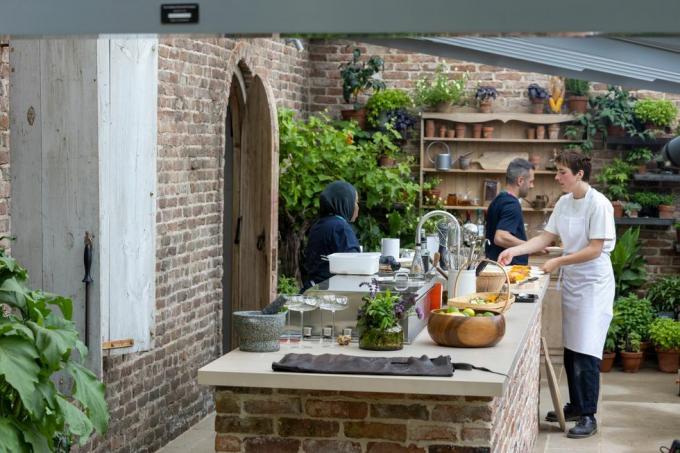 готвене в кухнята в градината savills, проектирана от марк грегъри, спонсорирана от savills show garden rhs изложение на цветя в Челси 2023 г. щанд № 324