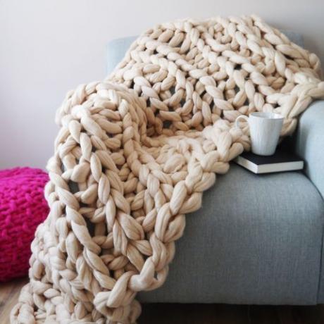 Супер меко пухкаво плетено одеяло от Лорен Астън, изработено от мериносова вълна