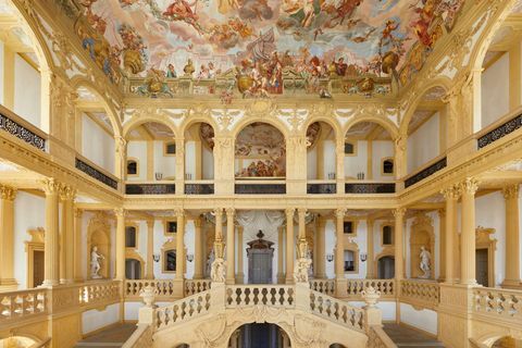 бароков дворец от „императрицата“ на netflix вече в airbnb