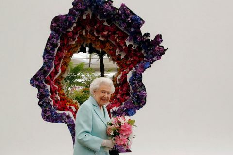 Британската кралица Елизабет гледа флорална почит към нея за 90-годишния си юбилей, проектирана от цветарката Veevers Картър, на щанда на пазара за цветя на New Covent Garden на RHS Chelsea Flower Show 2016 в Лондон, Великобритания понеделник май 23, 2016.