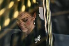 Кейт Мидълтън носи фина почит към кралицата, за да види как монархът лежи на щат