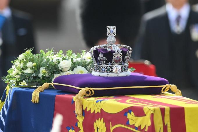 ковчегът с кралица Елизабет II е преместен от Бъкингамския дворец в Уестминстърския дворец