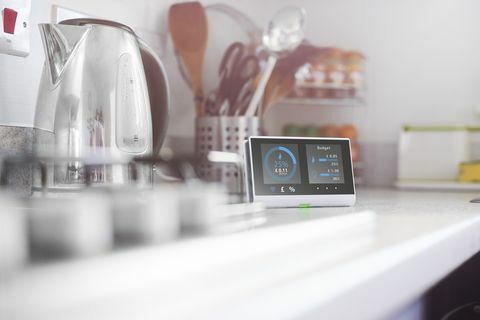 интелигентен измервателен уред в кухнята на дома, показващ текущите енергийни разходи за дневния дизайн на екрана, моля, вижте освобождаването на имота