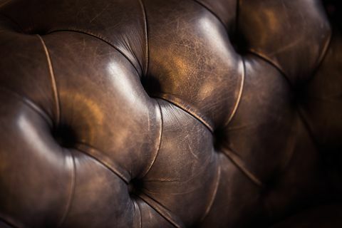 Детайл от луксозен кафяв кожен диван