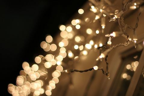 Отблизо на осветени струнни светлини по време на Коледа през нощта