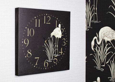 Черен дървен часовник Lagoon, Wallpaperdirect, елегантен дизайн на фламинго