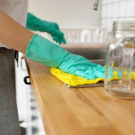 средна част на жената за почистване на кухненски плот