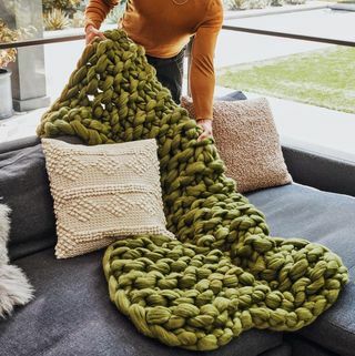 Tan France x Etsy - Накръстено плетено одеяло
