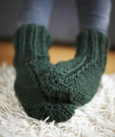 Двойка крака в зелени плетени чорапи