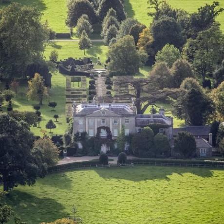 Англия, Глостършир на една миля югозападно от Тетбъри се намира домът в грузински стил на Чарлз, принцът на Уелс, Highgrove резиденцията от 18-ти век е заобиколена от 900 акра органична земя, обработвана в момента от херцогството на Корнуол