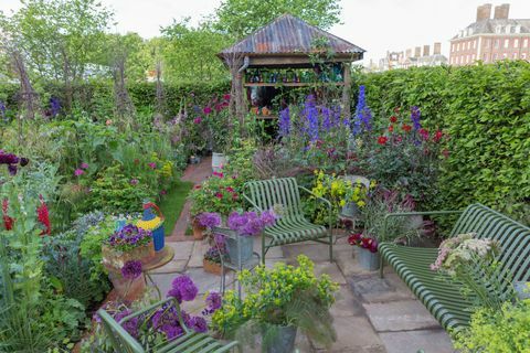 Градината за рязане на ориз Anneka. Проектиран от: Сара Рейвън. RHS Chelsea Flower Show 2017. BBC Feel Good Garden
