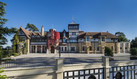 Имение Pinewood House за продажба в Oxshott, Surrey