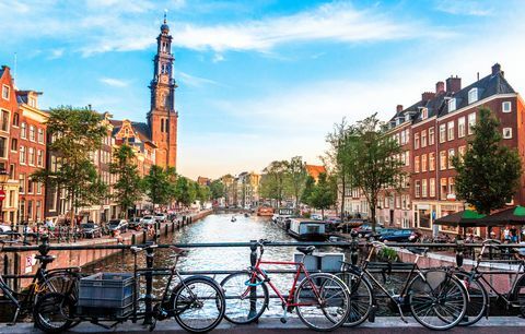 Изглед на канал в Амстердам