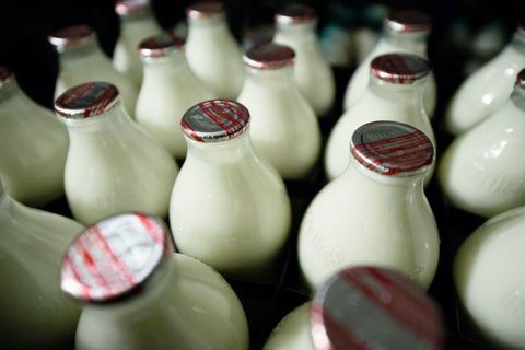 Мляко бутилки, доставени от млекопитаещия