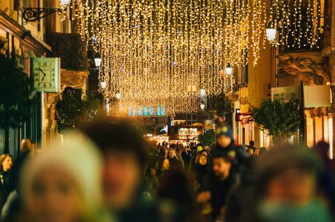 Коледа във Франция Тълпа на оживено пазаруване на коледна улица