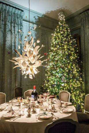 Коледни украси на имението Waddesdon Manor 2017 - омагьосана менажерска тема