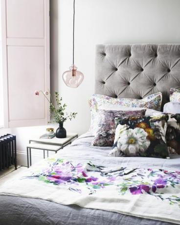 съвременна спалня с кадифе и цветя