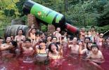Този японски СПА ви позволява да плувате в басейн с червено вино