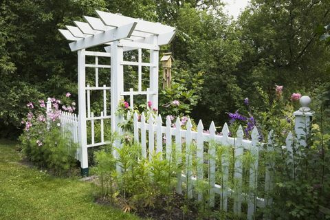 Бяла ограда за пикет в лятна градина