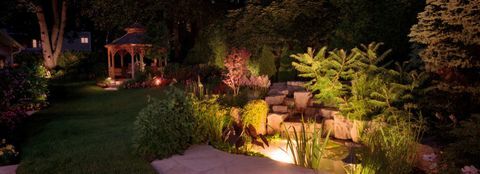 Луксозна и просторна градина през нощта