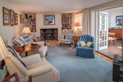 Rose Cottage, домът на детството на актьора от Pink Panther Дейвид Нивен в село Бембридж на остров Уайт, се продава за 975 000 британски лири.