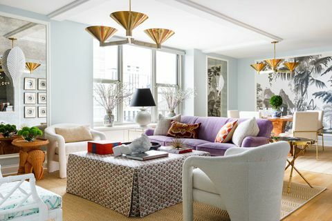 лилав диван, всекидневна, светлосини боядисани стени, бели диван столове, висящи златни висулки