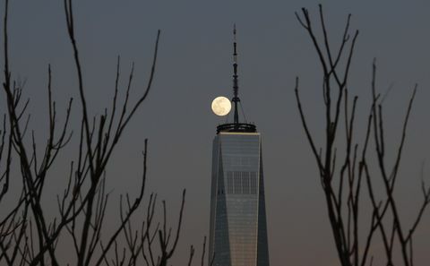 Изгрев на Луната над Долен Манхатън в Ню Йорк