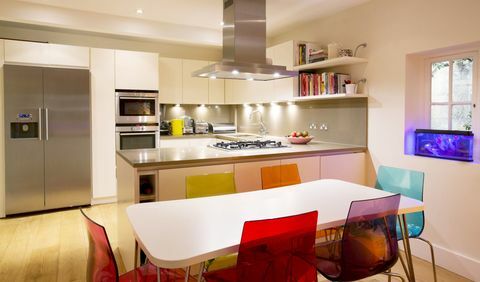 Модерна кухня, включваща цветни столове на маса за хранене