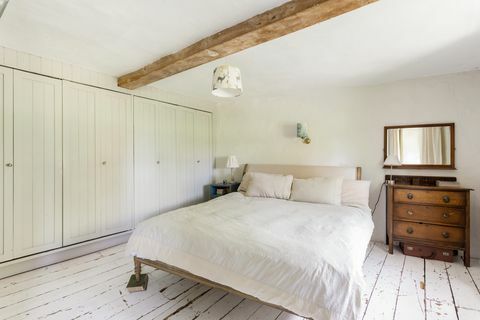 Бяла спалня с дървена настилка