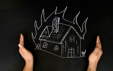 Начало Концепция Застраховка Човек Защитава къща от ръце от огън