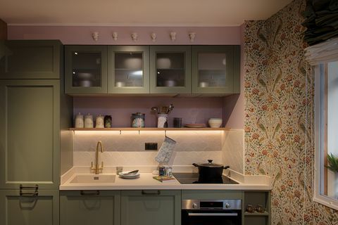 малка кухня за трансформация на студио в Лондон
