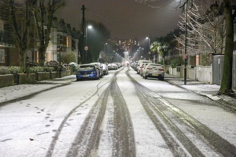 Път, видян покрит със сняг в Северен Лондон ...