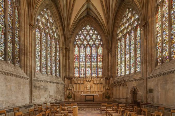 посветена на апостол Св. Андрю, катедралата Уелс е набор от епископа на Баня и Уелс тя е построена между 1175 и 1490 г. архитектурата е изцяло от ранния английски готически стил от края на 12-ти и 13-ти векове