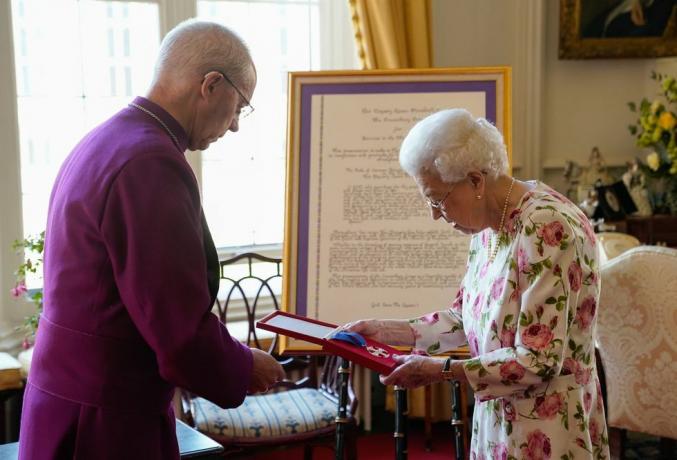 Уиндзор, Англия 21 юни кралица Елизабет II приема архиепископа на Кентърбъри Джъстин Уелби в замъка Уиндзор, където той представи я със специален „кентърбърийски кръст“ за нейната „безкрайна“ служба на английската църква в продължение на седемдесет години и цитат за кръст, който беше представен като калиграфско произведение в рамка на 21 юни 2022 г. във Уиндзор, Англия, снимка от Андрю Матюс wpa poolgetty изображения
