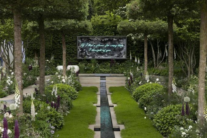 Лондон, Англия 23 май градината „многогодишна, с любов“ на 23 май 2022 г. в Лондон, Англия изложбата на цветя в Челси се връща към обичайното си място в календара на градинарството, след като беше отменен през 2020 г. и отложен през 2021 г. поради пандемията от COVID тази година гледа шоуто празнуват платинения юбилей на кралицата, а също и темата за спокойствието и вниманието, минаваща през дизайна на градината снимка от Дан Китуудгети изображения