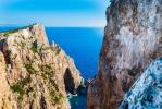 Този "непокътнат" гръцки остров предлага на семействата 450 британски лири на месец да живеят там
