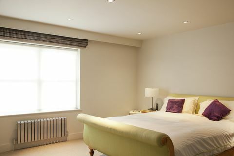 Легло и радиатор в модерна спалня