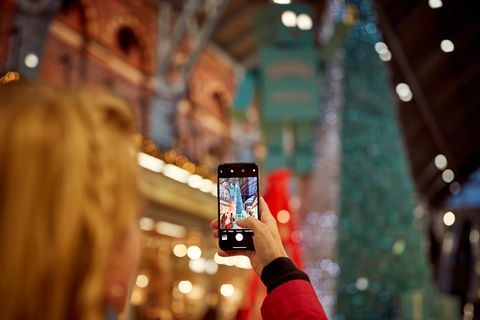 Tiffany & Co. и Coty партньор с международна гара St Pancras, за да разкрият първия си ароматизиран коледно дърво и магазин за аромати