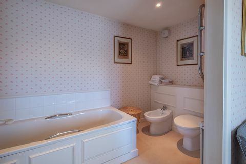 Rose Cottage, домът на детството на актьора от Pink Panther Дейвид Нивен в село Бембридж на остров Уайт, се продава за 975 000 британски лири.